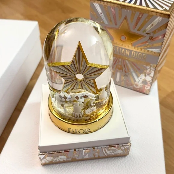 DIOR Holiday 2025 Snow Globe - Picture 3 of 7